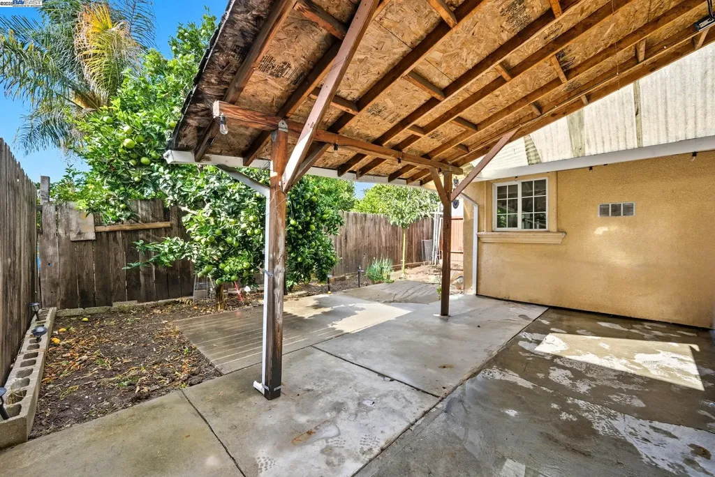 10507 Russet Street Oakland CA 94603