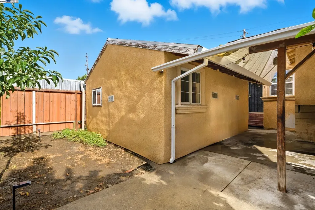 10507 Russet Street Oakland CA 94603