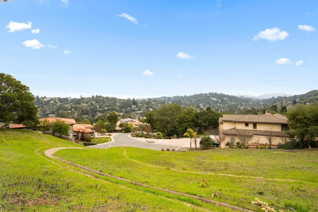 20 Oak Court Orinda CA 94563