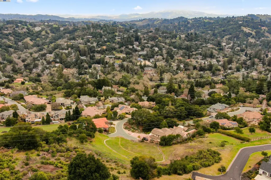 20 Oak Court Orinda CA 94563