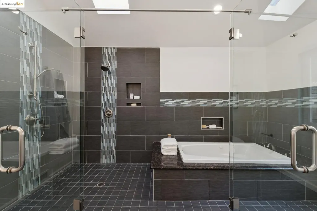 6520 Heather Ridge Way Oakland CA 94611