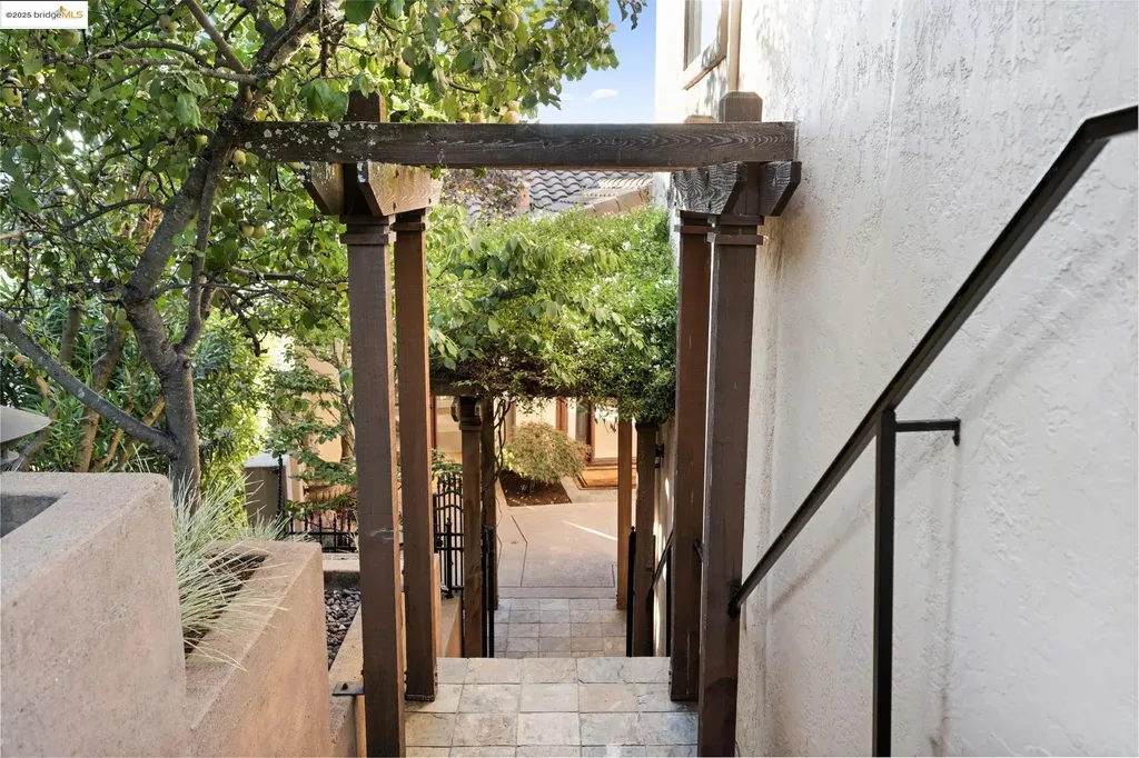 16032 Broadway Terrace Oakland CA 94611