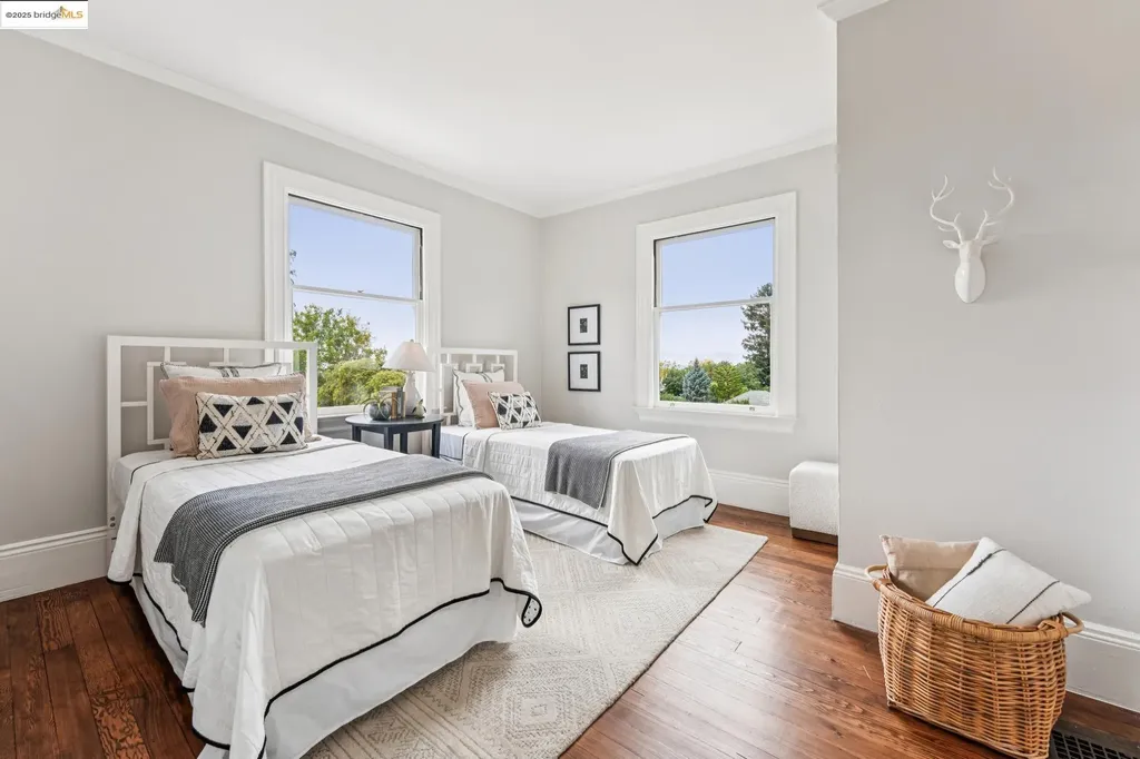2058 Oakland Avenue Piedmont CA 94611