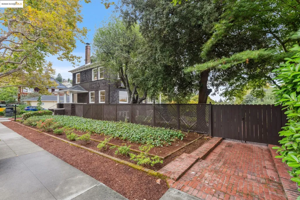 2058 Oakland Avenue Piedmont CA 94611