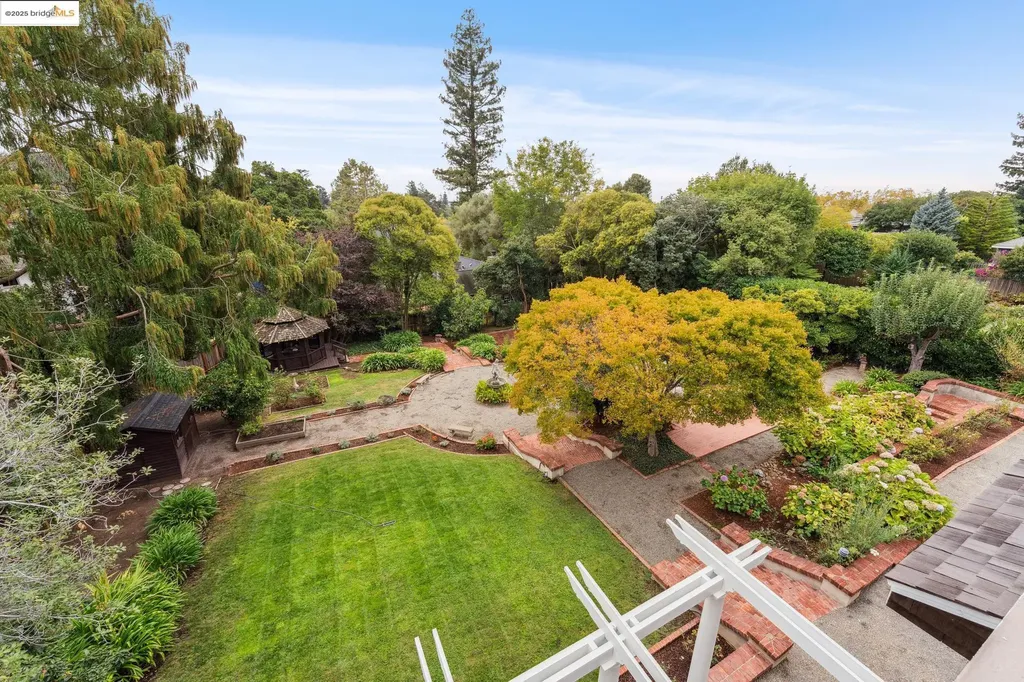 2058 Oakland Avenue Piedmont CA 94611