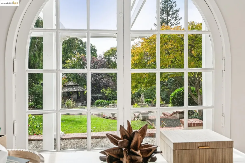 2058 Oakland Avenue Piedmont CA 94611