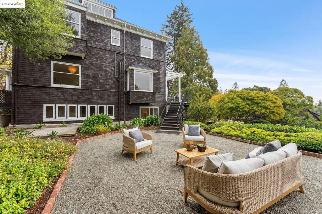 2058 Oakland Avenue Piedmont CA 94611