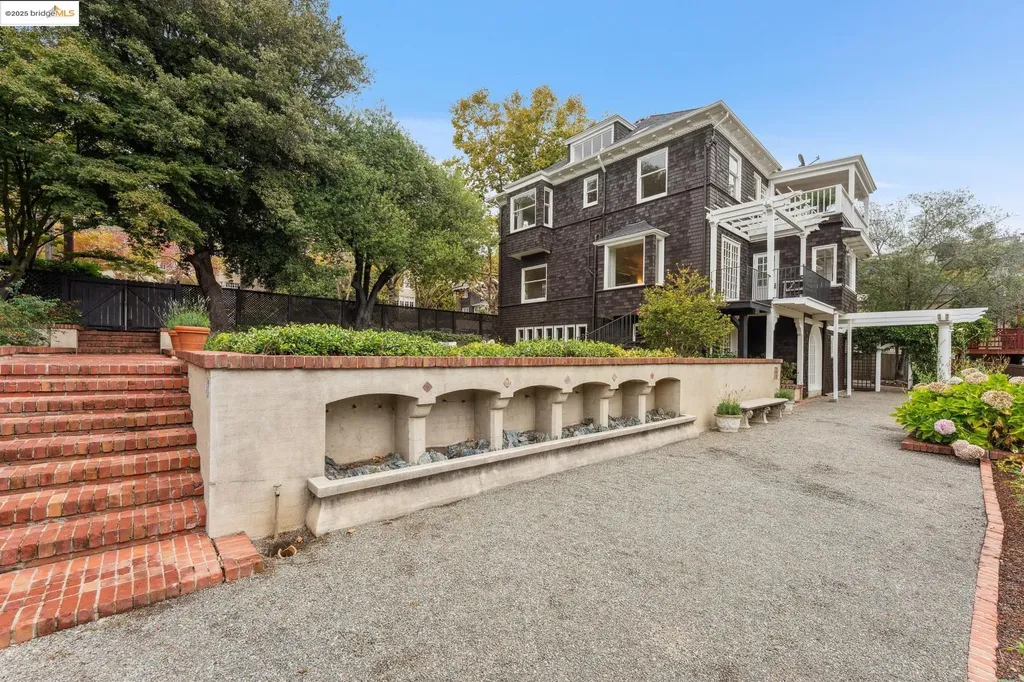 2058 Oakland Avenue Piedmont CA 94611