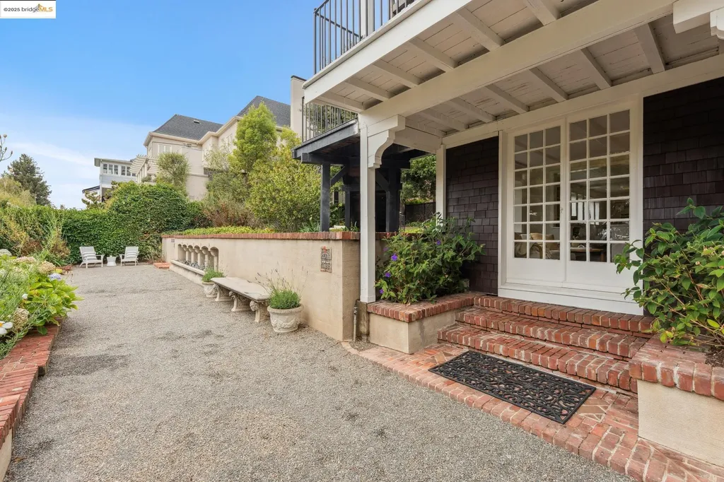 2058 Oakland Avenue Piedmont CA 94611