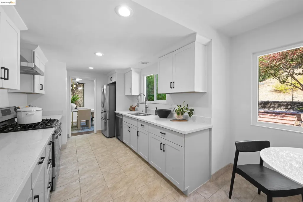 7796 Surrey Lane Oakland CA 94605
