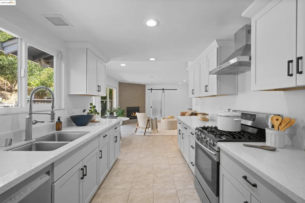 7796 Surrey Lane Oakland CA 94605