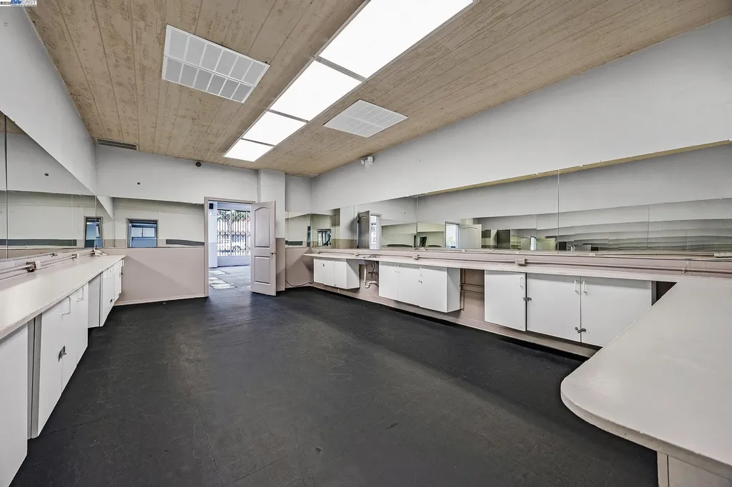 3701 International Boulevard Oakland CA 94601