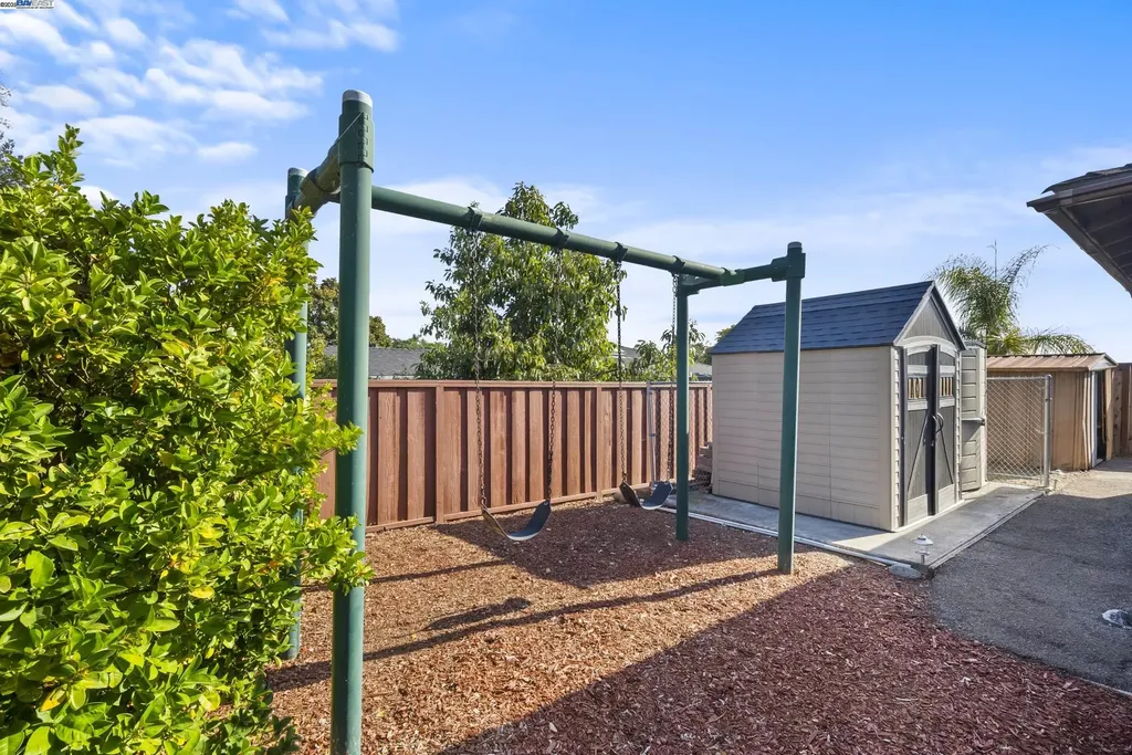 677 Fairway Street Hayward CA 94544