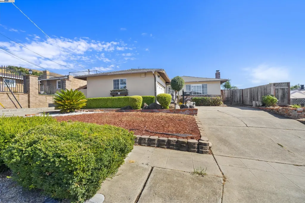 677 Fairway Street Hayward CA 94544