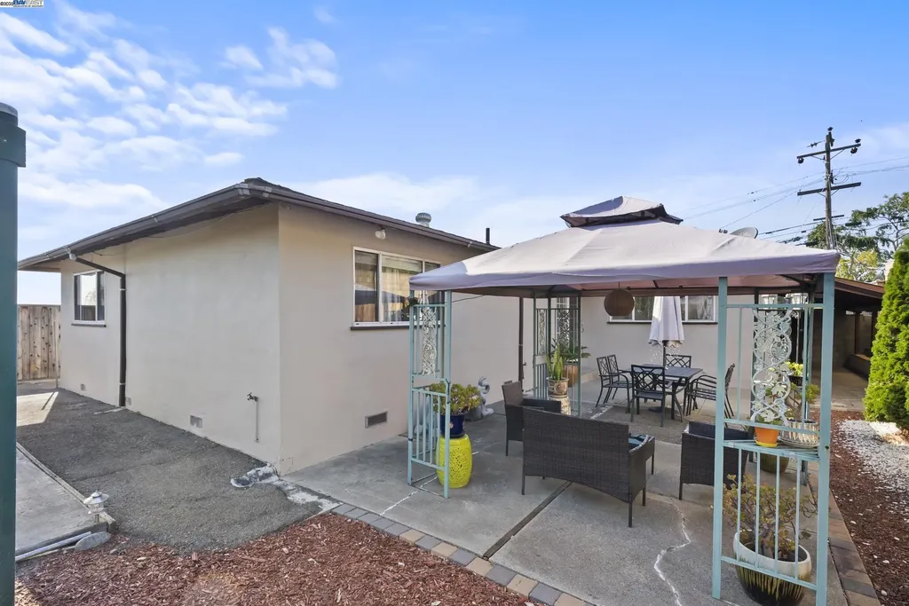 677 Fairway Street Hayward CA 94544