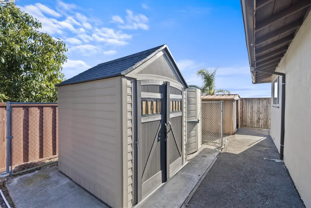 677 Fairway Street Hayward CA 94544