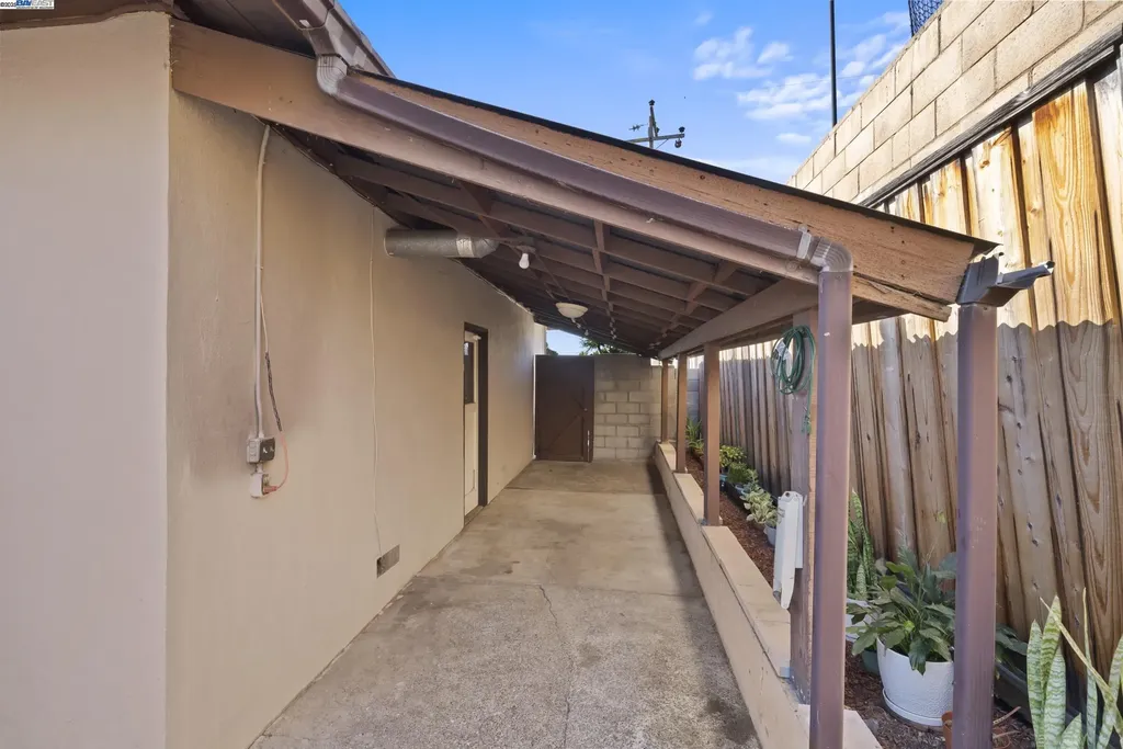 677 Fairway Street Hayward CA 94544