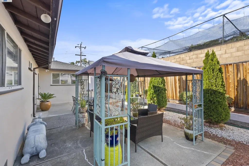 677 Fairway Street Hayward CA 94544