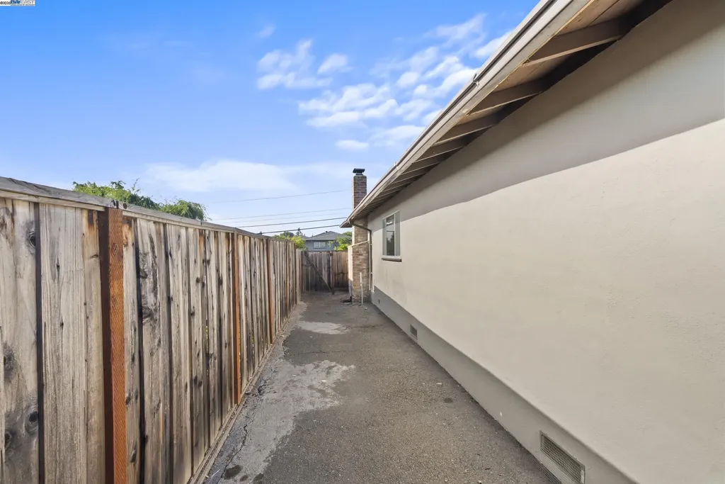 677 Fairway Street Hayward CA 94544