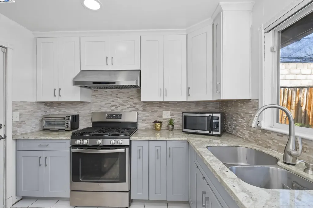 677 Fairway Street Hayward CA 94544