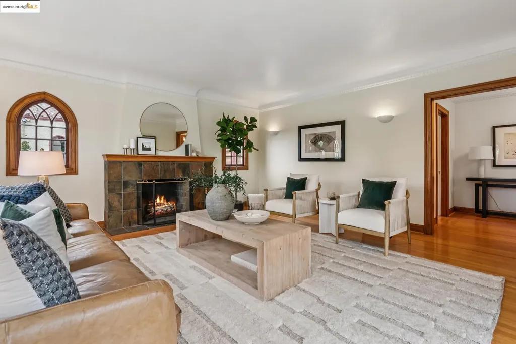 6232 Manoa Street Oakland CA 94618