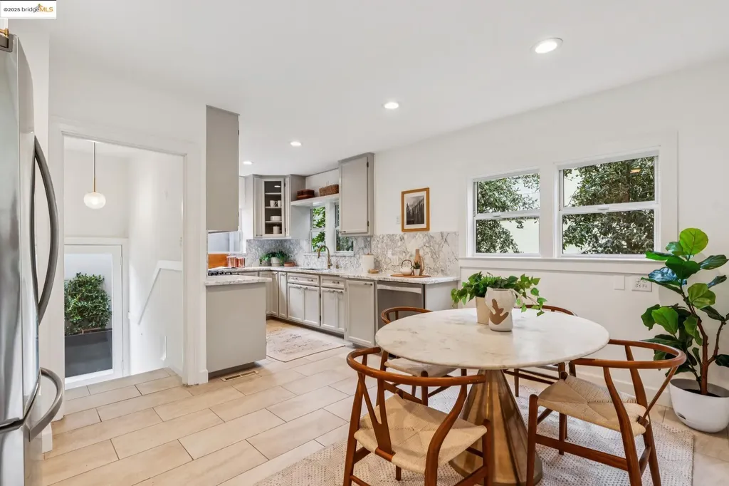 6232 Manoa Street Oakland CA 94618