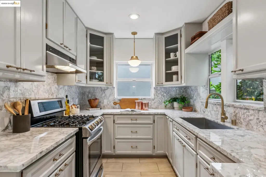 6232 Manoa Street Oakland CA 94618