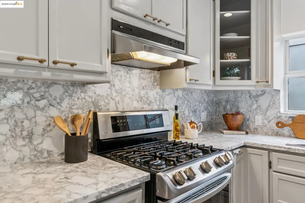 6232 Manoa Street Oakland CA 94618