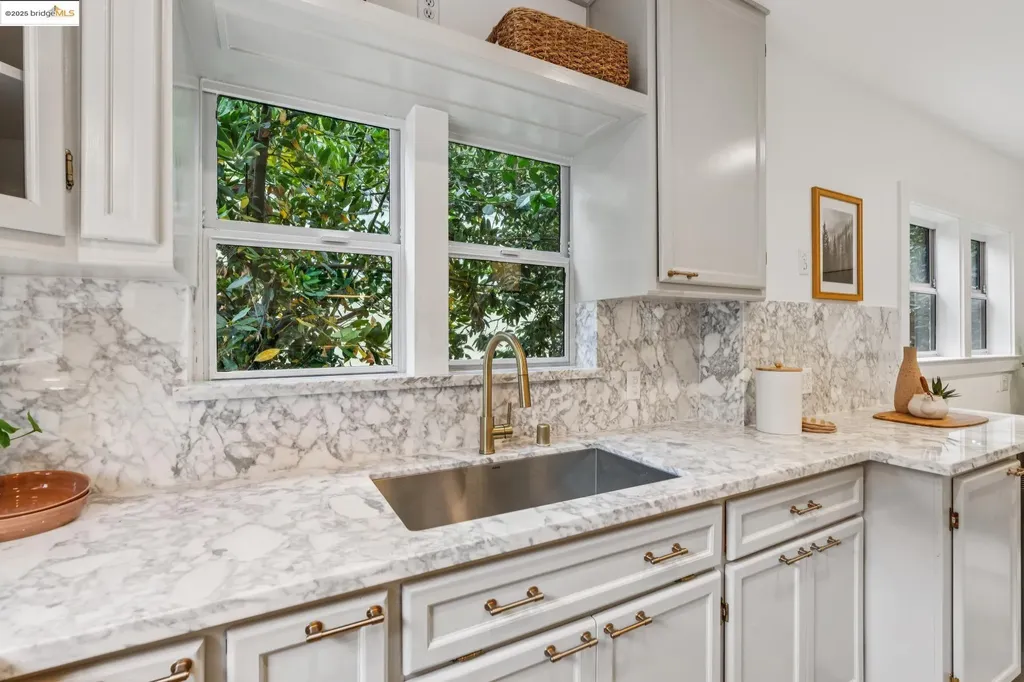 6232 Manoa Street Oakland CA 94618