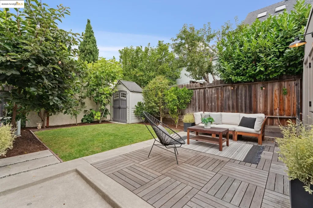 6232 Manoa Street Oakland CA 94618
