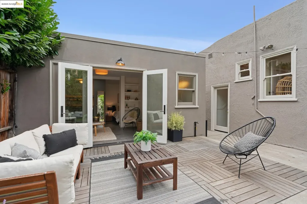 6232 Manoa Street Oakland CA 94618
