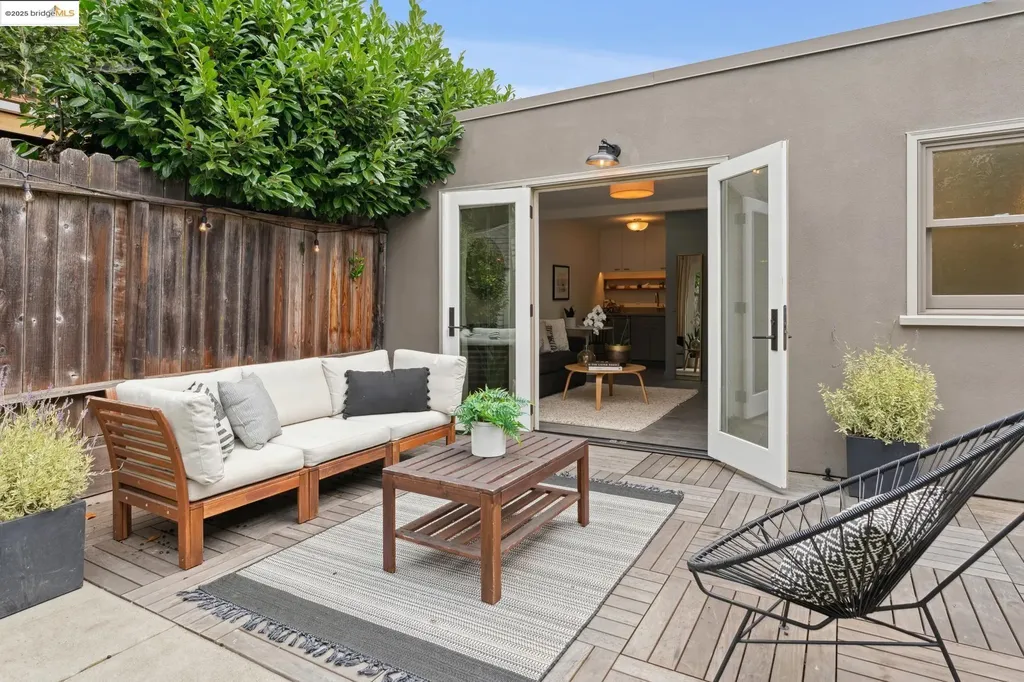6232 Manoa Street Oakland CA 94618