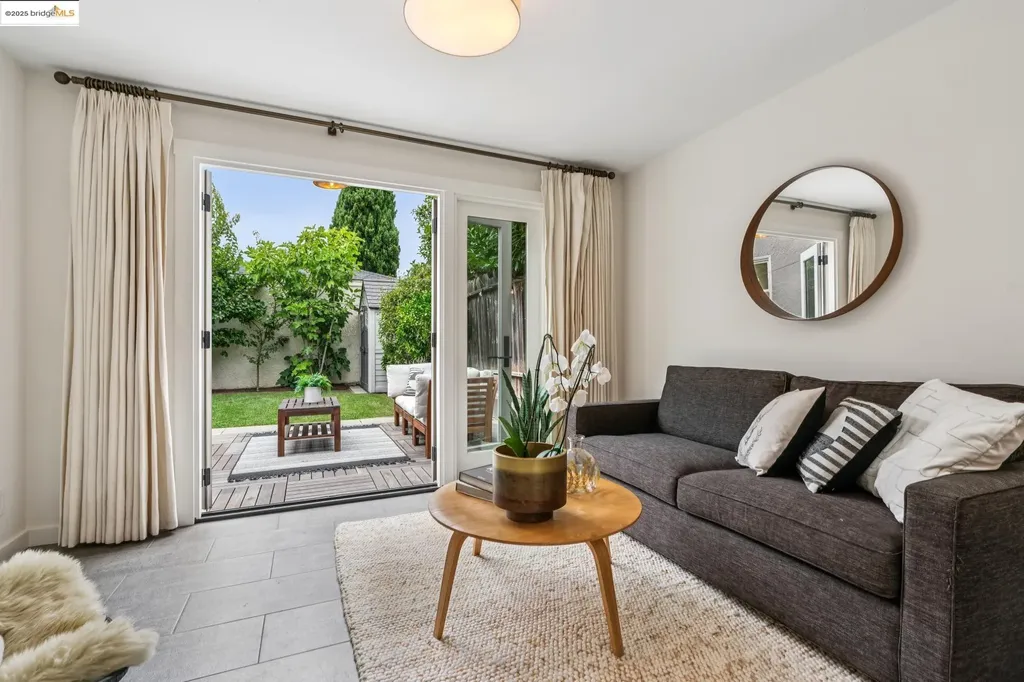 6232 Manoa Street Oakland CA 94618