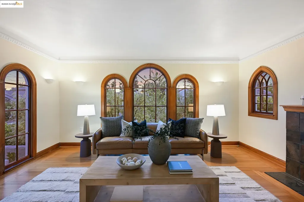 6232 Manoa Street Oakland CA 94618