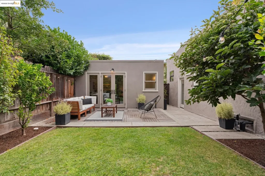 6232 Manoa Street Oakland CA 94618