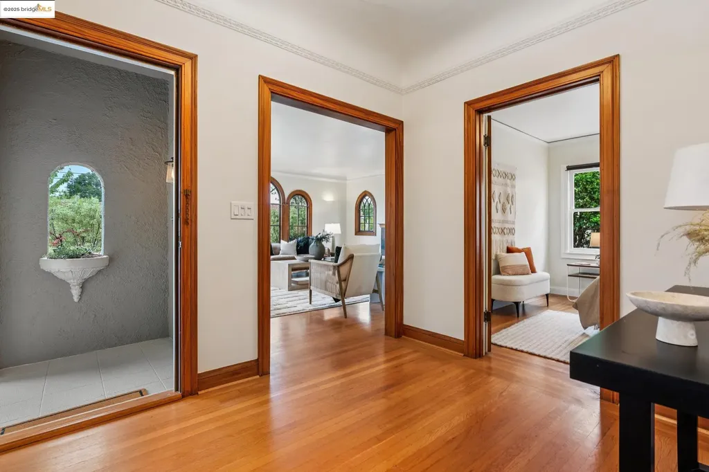 6232 Manoa Street Oakland CA 94618