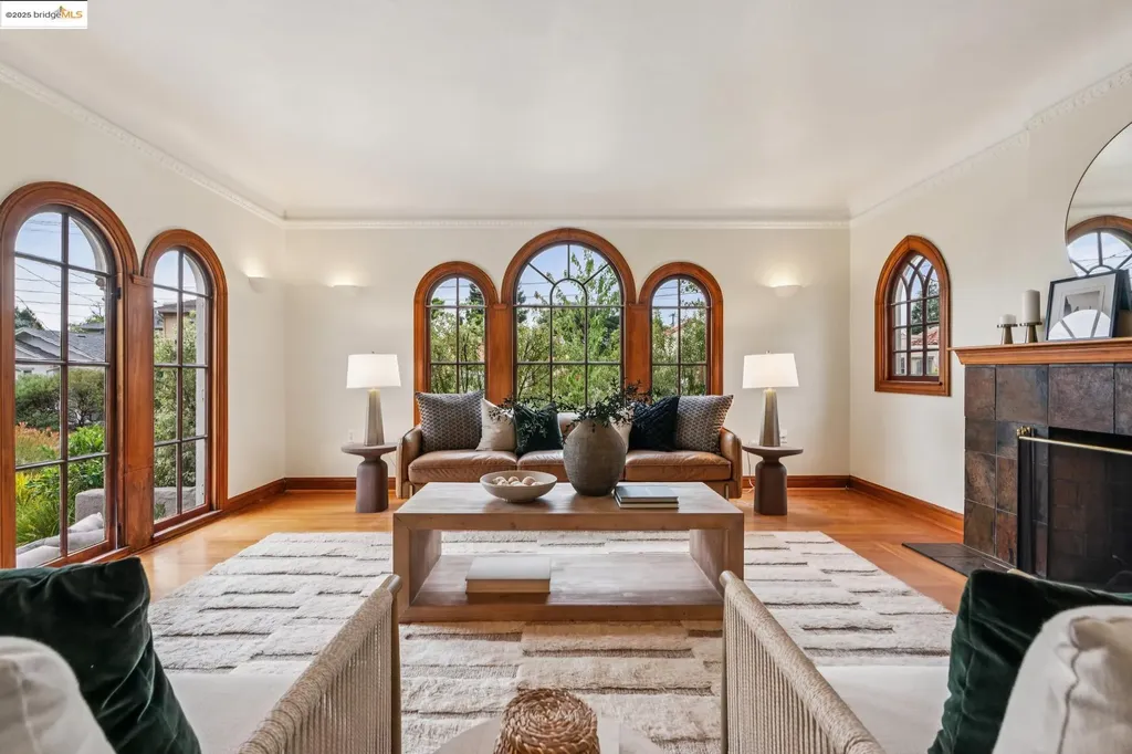 6232 Manoa Street Oakland CA 94618
