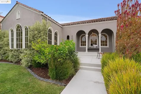 6232 Manoa Street Oakland CA 94618