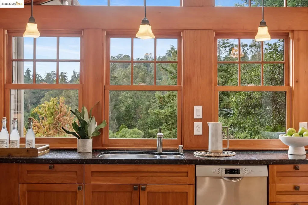 1832 Woodhaven Way Oakland CA 94611