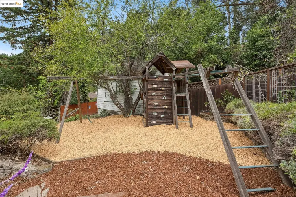 1832 Woodhaven Way Oakland CA 94611