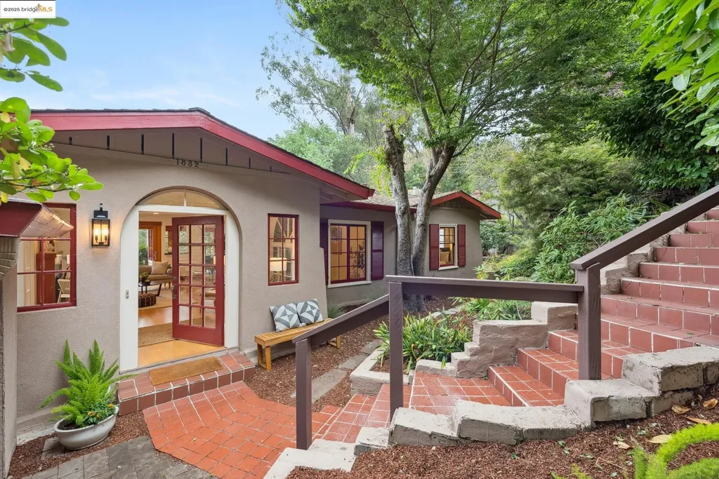 1832 Woodhaven Way Oakland CA 94611