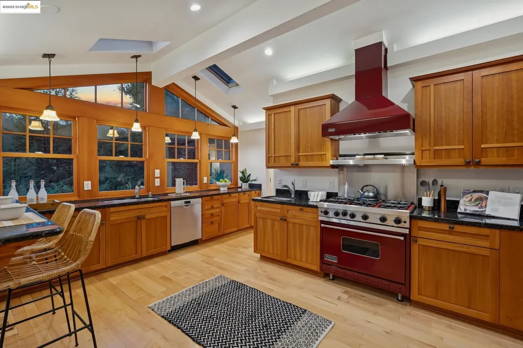 1832 Woodhaven Way Oakland CA 94611