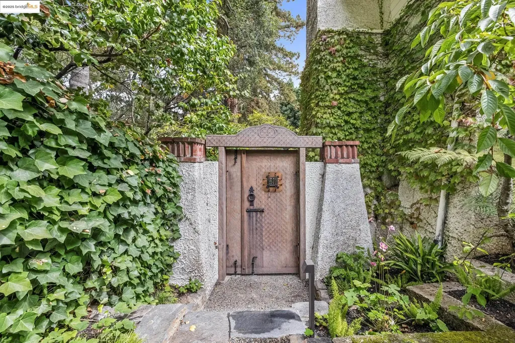 305 The Uplands Berkeley CA 94705