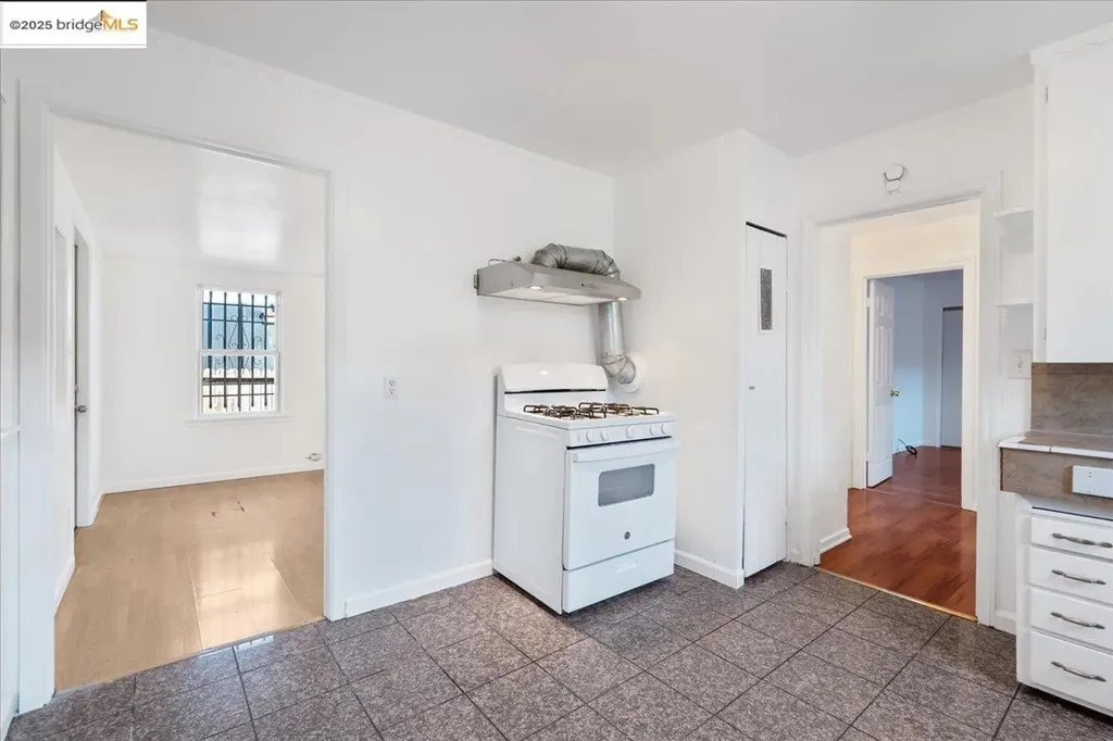 8806 Dowling Street Oakland CA 94605
