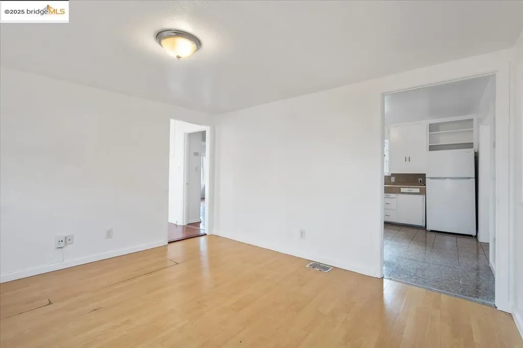 8806 Dowling Street Oakland CA 94605