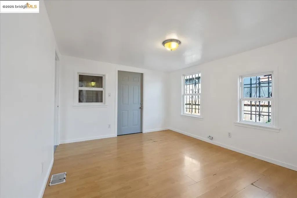 8806 Dowling Street Oakland CA 94605