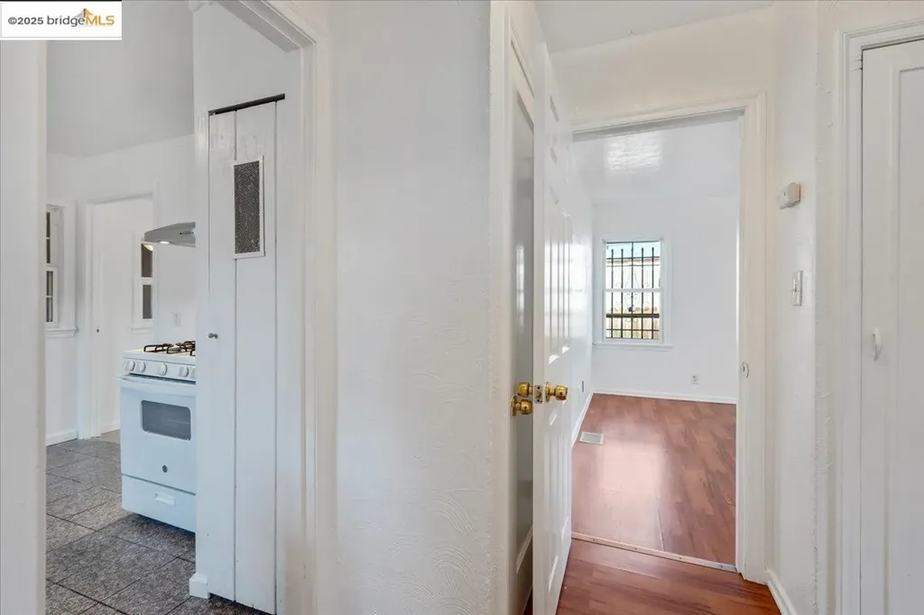 8806 Dowling Street Oakland CA 94605