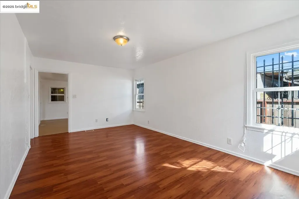 8806 Dowling Street Oakland CA 94605