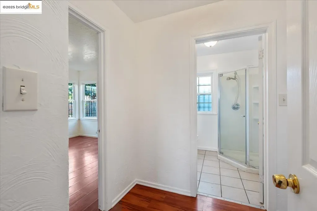 8806 Dowling Street Oakland CA 94605