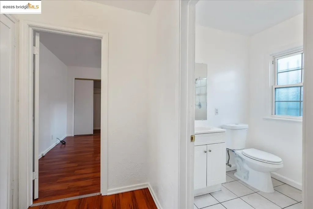 8806 Dowling Street Oakland CA 94605